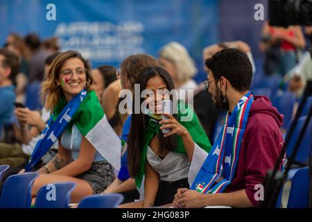 Claudio Furlan/LaPresse 06. Juli 2021 Mailand, Italien Nachrichten Großleinwand im Martinitt-Theater für das Halbfinale der Euro 2020 in Italien und Spanien Stockfoto