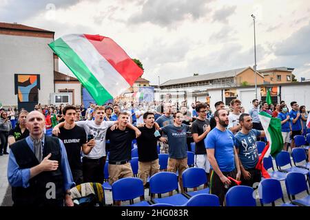 Claudio Furlan/LaPresse 06. Juli 2021 Mailand, Italien Nachrichten Großleinwand im Martinitt-Theater für das Halbfinale der Euro 2020 in Italien und Spanien Stockfoto