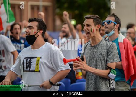 Claudio Furlan/LaPresse 06. Juli 2021 Mailand, Italien Nachrichten Großleinwand im Martinitt-Theater für das Halbfinale der Euro 2020 in Italien und Spanien Stockfoto