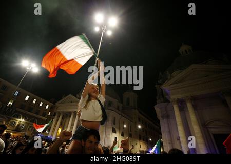 Cecilia Fabiano/ LaPresse Juli 06 , 2021 Roma (Italien) News : UEFA 2020 Italien Spanien im Bild : Italienische Fans nach dem Sieg auf der Piazza del Popolo Stockfoto