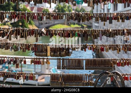 Ljubljana, Slowenien - 15. Juli 2021: Vorhängeschlösser auf der Metzgerbrücke in der Hauptstadt Sloweniens, Fußgängerbrücke über den Fluss Ljubljana in Ljubljana Stockfoto