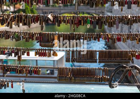 Ljubljana, Slowenien - 15. Juli 2021: Vorhängeschlösser auf der Metzgerbrücke in der Hauptstadt Sloweniens, Fußgängerbrücke über den Fluss Ljubljana in Ljubljana Stockfoto