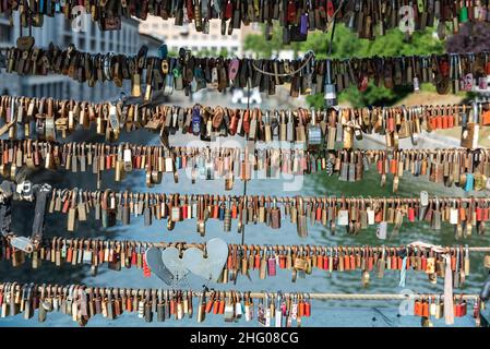 Ljubljana, Slowenien - 15. Juli 2021: Vorhängeschlösser auf der Metzgerbrücke in der Hauptstadt Sloweniens, Fußgängerbrücke über den Fluss Ljubljana in Ljubljana Stockfoto