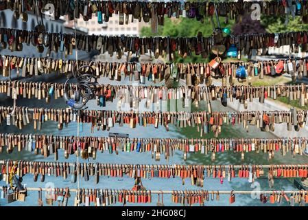 Ljubljana, Slowenien - 15. Juli 2021: Vorhängeschlösser auf der Metzgerbrücke in der Hauptstadt Sloweniens, Fußgängerbrücke über den Fluss Ljubljana in Ljubljana Stockfoto