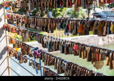 Ljubljana, Slowenien - 15. Juli 2021: Vorhängeschlösser auf der Metzgerbrücke in der Hauptstadt Sloweniens, Fußgängerbrücke über den Fluss Ljubljana in Ljubljana Stockfoto