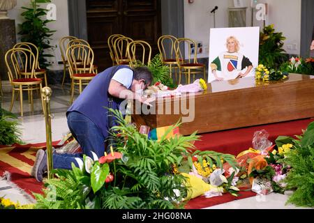 Mauro Scrobogna /LaPresse 08. Juli 2021&#xa0; Rom, Italien Nachrichten Tod Rafaella Carr&#XE0; - Trauerhaus Hommage an die Erinnerung auf dem Foto: Hommage an den Sarg von Rafaella Carr&#XE0; von Bewunderern im Trauerhaus im Campidoglio Stockfoto