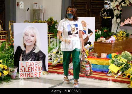 Mauro Scrobogna /LaPresse 08. Juli 2021&#xa0; Rom, Italien Nachrichten Tod Rafaella Carr&#XE0; - Trauerhaus Hommage an die Erinnerung auf dem Foto: Hommage an den Sarg von Rafaella Carr&#XE0; von Bewunderern im Trauerhaus im Campidoglio Stockfoto