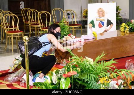 Mauro Scrobogna /LaPresse 08. Juli 2021&#xa0; Rom, Italien Nachrichten Tod Rafaella Carr&#XE0; - Trauerhaus Hommage an die Erinnerung auf dem Foto: Hommage an den Sarg von Rafaella Carr&#XE0; von Bewunderern im Trauerhaus im Campidoglio Stockfoto