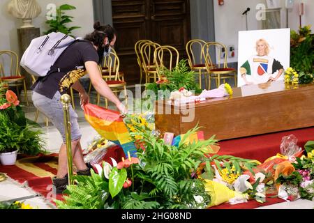 Mauro Scrobogna /LaPresse 08. Juli 2021&#xa0; Rom, Italien Nachrichten Tod Rafaella Carr&#XE0; - Trauerhaus Hommage an die Erinnerung auf dem Foto: Hommage an den Sarg von Rafaella Carr&#XE0; von Bewunderern im Trauerhaus im Campidoglio Stockfoto