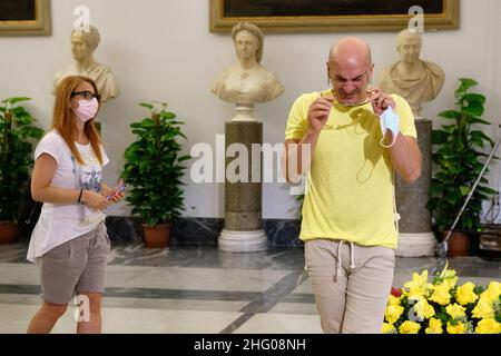 Mauro Scrobogna /LaPresse 08. Juli 2021&#xa0; Rom, Italien Nachrichten Tod Rafaella Carr&#XE0; - Trauerhaus Hommage an die Erinnerung auf dem Foto: Hommage an den Sarg von Rafaella Carr&#XE0; von Bewunderern im Trauerhaus im Campidoglio Stockfoto