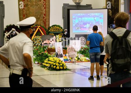 Mauro Scrobogna /LaPresse 08. Juli 2021&#xa0; Rom, Italien Nachrichten Tod Rafaella Carr&#XE0; - Trauerhaus Hommage an die Erinnerung auf dem Foto: Hommage an den Sarg von Rafaella Carr&#XE0; von Bewunderern im Trauerhaus im Campidoglio Stockfoto