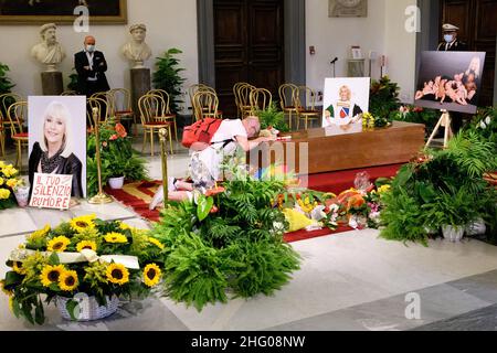 Mauro Scrobogna /LaPresse 08. Juli 2021&#xa0; Rom, Italien Nachrichten Tod Rafaella Carr&#XE0; - Trauerhaus Hommage an die Erinnerung auf dem Foto: Hommage an den Sarg von Rafaella Carr&#XE0; von Bewunderern im Trauerhaus im Campidoglio Stockfoto