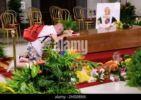 Mauro Scrobogna /LaPresse 08. Juli 2021&#xa0; Rom, Italien Nachrichten Tod Rafaella Carr&#XE0; - Trauerhaus Hommage an die Erinnerung auf dem Foto: Hommage an den Sarg von Rafaella Carr&#XE0; von Bewunderern im Trauerhaus im Campidoglio Stockfoto