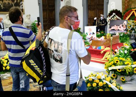 Mauro Scrobogna /LaPresse 08. Juli 2021&#xa0; Rom, Italien Nachrichten Tod Rafaella Carr&#XE0; - Trauerhaus Hommage an die Erinnerung auf dem Foto: Hommage an den Sarg von Rafaella Carr&#XE0; von Bewunderern im Trauerhaus im Campidoglio Stockfoto