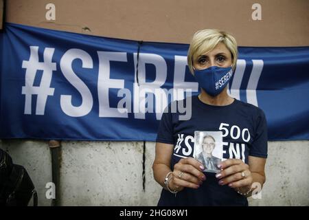 Cecilia Fabiano/ LaPresse Juli 08 , 2021 Roma (Italien) News : Demonstration der Angehörigen der Opfer von Covid 19 vor dem Zivilgericht von Rom an dem Tag, an dem die Klage über 520 Tote in der Pic eingereicht wird : Antonella Dell&#X2019;Aquila zeigt das Foto ihres Vaters Pietro, der mit 77 Jahren starb und am 6. April im Niguarda Krankenhaus in Mailand starb Stockfoto