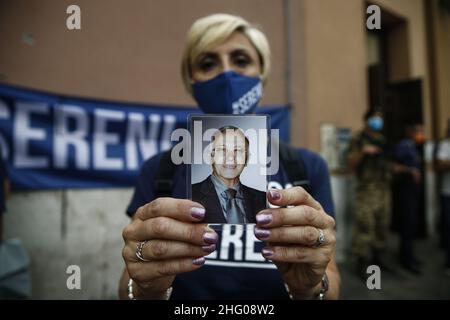 Cecilia Fabiano/ LaPresse Juli 08 , 2021 Roma (Italien) News : Demonstration der Angehörigen der Opfer von Covid 19 vor dem Zivilgericht von Rom an dem Tag, an dem die Klage über 520 Tote in der Pic eingereicht wird : Antonella Dell&#X2019;Aquila zeigt das Foto ihres Vaters Pietro, der mit 77 Jahren starb und am 6. April im Niguarda Krankenhaus in Mailand starb Stockfoto