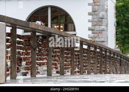 Ljubljana, Slowenien - 15. Juli 2021: Vorhängeschlösser auf der Metzgerbrücke in der Hauptstadt Sloweniens, Fußgängerbrücke über den Fluss Ljubljana in Ljubljana Stockfoto