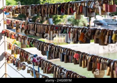 Ljubljana, Slowenien - 15. Juli 2021: Vorhängeschlösser auf der Metzgerbrücke in der Hauptstadt Sloweniens, Fußgängerbrücke über den Fluss Ljubljana in Ljubljana Stockfoto