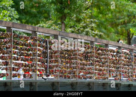 Ljubljana, Slowenien - 15. Juli 2021: Vorhängeschlösser auf der Metzgerbrücke in der Hauptstadt Sloweniens, Fußgängerbrücke über den Fluss Ljubljana in Ljubljana Stockfoto