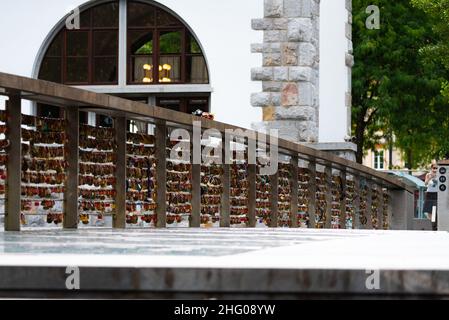 Ljubljana, Slowenien - 15. Juli 2021: Vorhängeschlösser auf der Metzgerbrücke in der Hauptstadt Sloweniens, Fußgängerbrücke über den Fluss Ljubljana in Ljubljana Stockfoto