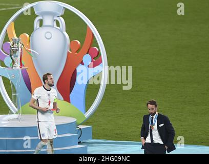 Englands Manager Gareth Southgate, rechts, und Englands Harry Kane reagieren während der Siegerehrung, nachdem Italien am Sonntag, den 11. Juli 2021, das EM 2020-Finale zwischen Italien und England im Wembley-Stadion in London gewonnen hatte. (Facundo Arrizabalaga/Pool über AP) Stockfoto