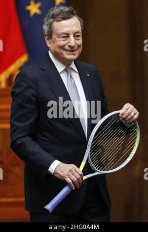 Foto POOL ANSA/Fabio Frustaci/LaPresse12-07-2021 RomaPoliticaPalazzo Chigi - Mario Draghi riceve il tennista Matteo BerrettiniNella foto Mario DraghiPhoto POOL ANSA/Fabio Frustaci/LaPresse 12-07-2021 Rom (Italien) Palast Chigi - Premierminister Mario Draghi empfängt Tennisspieler Matteo BerrettiniIm Bild Mario Draghi Stockfoto