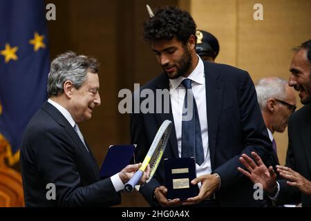 Foto POOL ANSA/Fabio Frustaci/LaPresse12-07-2021 RomaPoliticaPalazzo Chigi - Mario Draghi riceve il tennista Matteo BerrettiniNella foto Mario Draghi, Matteo BerrettiniFoto POOL ANSA/Fabio Frustaci/LaPresse 12-07-2021 Palazzo Chigi - Premierminister Mario Draghi empfängt Tennisspieler Matteo BerrettiniIm Bild Mario Draghi, Matteo Berrettini Stockfoto