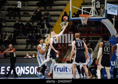 Napoli, Italien. 16th Januar 2022. Gevi Napoli Basket verkauft an Fortutudo Kigili Bologna für 86 bis 89, trotz eines gigantisch großen Jordan Parks (Foto von Giovanni Esposito/Pacific Press) Quelle: Pacific Press Media Production Corp./Alamy Live News Stockfoto