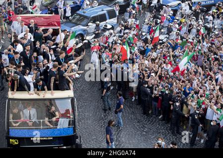 Roberto Monaldo / LaPresse 12-07-2021 Rom (Italien) die Europameisterschaft-Nationalmannschaft begrüßt die Fans in der Stadt im Bild den Bus der italienischen Nationalmannschaft Stockfoto