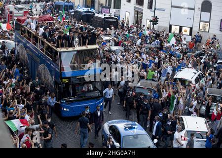 Roberto Monaldo / LaPresse 12-07-2021 Rom (Italien) die Europameisterschaft-Nationalmannschaft begrüßt die Fans in der Stadt im Bild den Bus der italienischen Nationalmannschaft Stockfoto