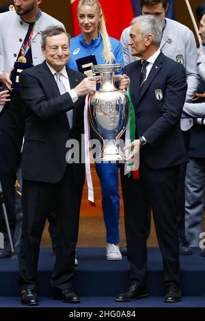 Foto POOL ANSA/Fabio Frustaci/LaPresse12-07-2021 RomaPoliticaPalazzo Chigi - Il Presidente del Consiglio Mario Draghi riceve la nazionale di calcio Campione d'EuropaNella foto Mario Draghi, Gabriele GravinaFoto-POOL ANSA/Fabio Frustaci/LaPresse 12-07-2021 Rom (Italien) Palast von Chigi - Premierminister Mario Draghi empfängt die Fußballnationalmannschaft der Europameisterschaft in der Aufnahme Italiens Premierminister Mario Draghi (L) und Präsident des italienischen Fußballverbands (FIGC), Gabriele Gravina, Stockfoto