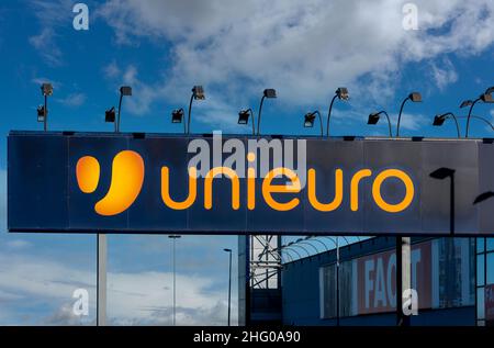 Genola, Cuneo, Italien - 14. Januar 2022: Schild mit Logo Unieuro, es ist eine italienische Kette von Geschäften, spezialisiert auf IT, Telefonie, Unterhaltungselektronik Stockfoto