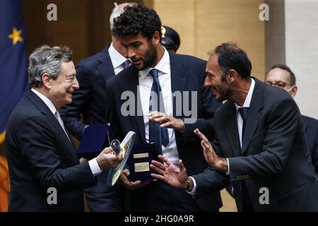 Foto POOL ANSA/Fabio Frustaci/LaPresse12-07-2021 RomaPoliticaPalazzo Chigi - Mario Draghi riceve il tennista Matteo BerrettiniNella foto Mario Draghi, Matteo BerrettiniFoto POOL ANSA/Fabio Frustaci/LaPresse 12-07-2021 Palazzo Chigi - Premierminister Mario Draghi empfängt Tennisspieler Matteo BerrettiniIm Bild Mario Draghi, Matteo Berrettini Stockfoto