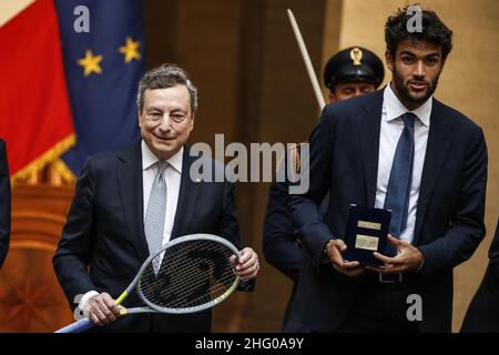 Foto POOL ANSA/Fabio Frustaci/LaPresse12-07-2021 RomaPoliticaPalazzo Chigi - Mario Draghi riceve il tennista Matteo BerrettiniNella foto Mario Draghi, Matteo BerrettiniFoto POOL ANSA/Fabio Frustaci/LaPresse 12-07-2021 Palazzo Chigi - Premierminister Mario Draghi empfängt Tennisspieler Matteo BerrettiniIm Bild Mario Draghi, Matteo Berrettini Stockfoto