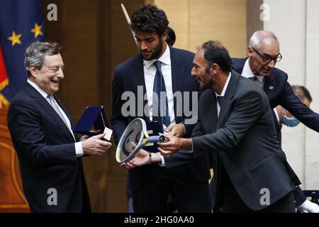 Foto POOL ANSA/Fabio Frustaci/LaPresse12-07-2021 RomaPoliticaPalazzo Chigi - Mario Draghi riceve il tennista Matteo BerrettiniNella foto Mario Draghi, Matteo BerrettiniFoto POOL ANSA/Fabio Frustaci/LaPresse 12-07-2021 Palazzo Chigi - Premierminister Mario Draghi empfängt Tennisspieler Matteo BerrettiniIm Bild Mario Draghi, Matteo Berrettini Stockfoto