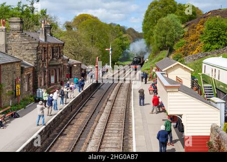 North York Moors Eisenbahn Dampfzug Ankunft in Goathland Station (Heartbeat wurde in Goathland gefilmt). North Yorkshire, England. VEREINIGTES KÖNIGREICH Stockfoto