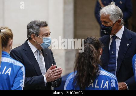 Foto POOL ANSA/Fabio Frustaci/LaPresse12-07-2021 RomaSportPalazzo Chigi - Mario Draghi incontra la&#xa0;squadra under 23 di atletica leggeraNella foto Mario Draghi, Gabriele GravinaPhoto POOL ANSA/Fabio Frustaci/LaPresse 12-07-2021 Rome (Italy)SportPalazzo Chigi - Mario Draghi trifft das Team unter 23 Jahren Leichtathletik im Bild Mario Draghi Stockfoto