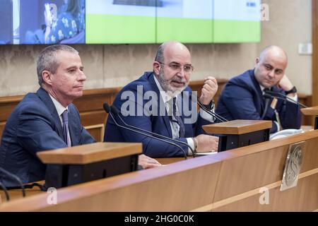 Roberto Monaldo / LaPresse 20-07-2021 Rom (Italien) Politik die 5-Sterne-Bewegung präsentiert das neue Wahlsystem für direkte Demokratie in der Bildsprache Alfonso Colucci, Vito Crimi, Giovanni Di Sotto (ceo SkyVote) Stockfoto