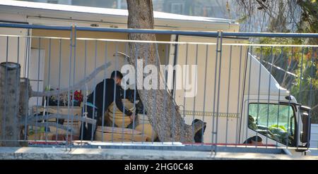 Die israelische Polizei zerstörte die Pflanzenküserei der Familie Sahlhiya und räumte den Inhalt ihres Hauses in Sheikh Jarrah aus. Das Grundstück, das von der Gemeinde Jerusalem enteignet wurde, ist laut der Gemeinde für den Bau von Bildungseinrichtungen für die Nachbarschaft bestimmt. Die Familie war mit Kraftstoff- und Gasflaschen auf das Dach gegangen und drohte, sich selbst zu verbrennen, falls die Bewohner gewaltsam vertrieben würden. 17th. Januar 2022.(Foto: Matan Golan/Sipa USA) Quelle: SIPA USA/Alamy Live News Stockfoto
