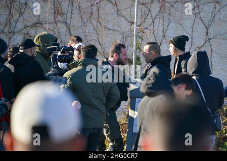 Die israelische Polizei zerstörte die Pflanzenküserei der Familie Sahlhiya und räumte den Inhalt ihres Hauses in Sheikh Jarrah aus. Das Grundstück, das von der Gemeinde Jerusalem enteignet wurde, ist laut der Gemeinde für den Bau von Bildungseinrichtungen für die Nachbarschaft bestimmt. Die Familie war mit Kraftstoff- und Gasflaschen auf das Dach gegangen und drohte, sich selbst zu verbrennen, falls die Bewohner gewaltsam vertrieben würden. 17th. Januar 2022.(Foto: Matan Golan/Sipa USA) Quelle: SIPA USA/Alamy Live News Stockfoto