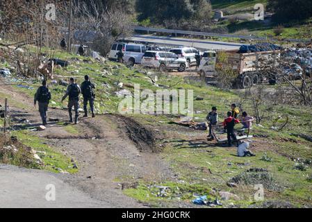 Die israelische Polizei zerstörte die Pflanzenküserei der Familie Sahlhiya und räumte den Inhalt ihres Hauses in Sheikh Jarrah aus. Das Grundstück, das von der Gemeinde Jerusalem enteignet wurde, ist laut der Gemeinde für den Bau von Bildungseinrichtungen für die Nachbarschaft bestimmt. Die Familie war mit Kraftstoff- und Gasflaschen auf das Dach gegangen und drohte, sich selbst zu verbrennen, falls die Bewohner gewaltsam vertrieben würden. 17th. Januar 2022.(Foto: Matan Golan/Sipa USA) Quelle: SIPA USA/Alamy Live News Stockfoto