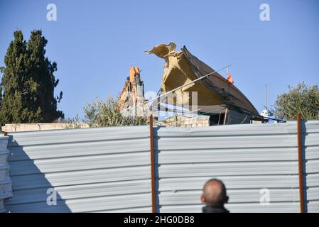 Die israelische Polizei zerstörte die Pflanzenküserei der Familie Sahlhiya und räumte den Inhalt ihres Hauses in Sheikh Jarrah aus. Das Grundstück, das von der Gemeinde Jerusalem enteignet wurde, ist laut der Gemeinde für den Bau von Bildungseinrichtungen für die Nachbarschaft bestimmt. Die Familie war mit Kraftstoff- und Gasflaschen auf das Dach gegangen und drohte, sich selbst zu verbrennen, falls die Bewohner gewaltsam vertrieben würden. 17th. Januar 2022.(Foto: Matan Golan/Sipa USA) Quelle: SIPA USA/Alamy Live News Stockfoto