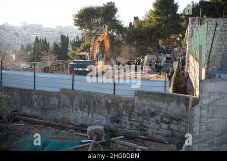 Die israelische Polizei zerstörte die Pflanzenküserei der Familie Sahlhiya und räumte den Inhalt ihres Hauses in Sheikh Jarrah aus. Das Grundstück, das von der Gemeinde Jerusalem enteignet wurde, ist laut der Gemeinde für den Bau von Bildungseinrichtungen für die Nachbarschaft bestimmt. Die Familie war mit Kraftstoff- und Gasflaschen auf das Dach gegangen und drohte, sich selbst zu verbrennen, falls die Bewohner gewaltsam vertrieben würden. 17th. Januar 2022.(Foto: Matan Golan/Sipa USA) Quelle: SIPA USA/Alamy Live News Stockfoto