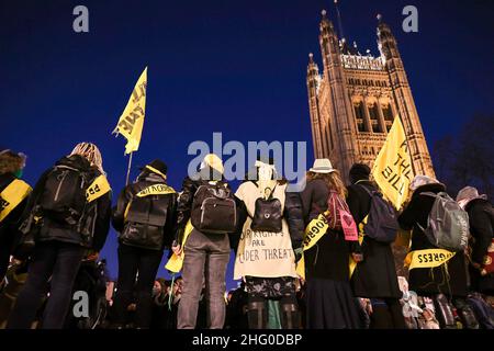 London, Großbritannien. 17th Januar 2022. Demonstranten werden am College Green in einer Demonstration gegen den Gesetzentwurf gesehen. Hunderte von Demonstranten versammelten sich im College Green gegenüber dem Oberhaus des britischen Parlaments, um gegen das Gesetz über Polizei, Kriminalität, Verurteilung und Gerichte zu protestieren. Das Oberhaus wird heute über das Gesetz abstimmen, und wenn es verabschiedet wird, wird die Polizei mehr Macht erhalten, Proteste in Großbritannien abzuweisen. (Foto von Hesther Ng/SOPA Images/Sipa USA) Quelle: SIPA USA/Alamy Live News Stockfoto