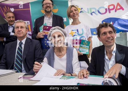 Foto Roberto Monaldo / LaPresse 27-07-2021 Roma Politica Emma Bonino Firma i Referendum su eutanasia legale e Giustizia Nella foto Benedetto della Vedova, Emma Bonino, Riccardo Magi 27-07-2021 Rom (Italien) Emma Bonino unterzeichnet das Referendum über die rechtliche Euthanasie und Gerechtigkeit im Bild Benedetto della Vedova, Emma Bonino, Riccardo Magi Stockfoto