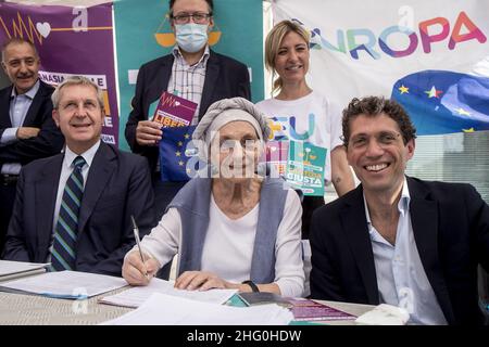 Foto Roberto Monaldo / LaPresse 27-07-2021 Roma Politica Emma Bonino Firma i Referendum su eutanasia legale e Giustizia Nella foto Benedetto della Vedova, Emma Bonino, Riccardo Magi 27-07-2021 Rom (Italien) Emma Bonino unterzeichnet das Referendum über die rechtliche Euthanasie und Gerechtigkeit im Bild Benedetto della Vedova, Emma Bonino, Riccardo Magi Stockfoto