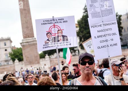 Mauro Scrobogna /LaPresse 27. Juli 2021&#xa0; Rom, Italien Nachrichten Anti-grüne Demonstration Schritt von "Ich öffne" auf dem Foto: Momente der Demonstration auf der Piazza del Popolo Stockfoto