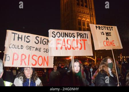 London, Großbritannien 17th. Januar 2022. Kill the Bill Demonstranten, die sich vor dem Oberhaus versammelten, protestierten gegen das Gesetz über Polizei, Kriminalität, Verurteilung und Gerichte, das die Proteste in Großbritannien stark einschränken wird. Kredit: Vuk Valcic / Alamy Live Nachrichten Stockfoto