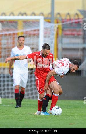 Roberto Settonce/LaPresse 07. August 2021 Novara, Italien Sportfußball Perugia vs Sudtirol - Italienischer Pokal 2021/2022 - Renato Curi Stadion im Bild: Beccaro oposes burrai Stockfoto