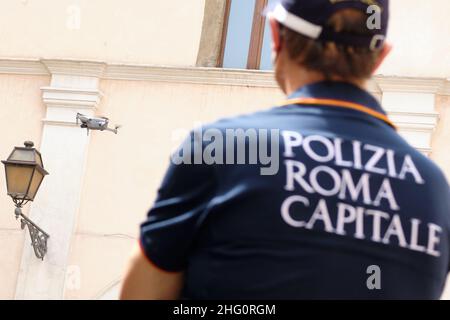 Mauro Scrobogna /LaPresse August 10, 2021&#xa0; Rom, Italien Nachrichten Sicherheit und Kontrolle in der Stadt - Drohnen an die örtliche Polizei von Rom geliefert auf dem Foto: Die agilen Mavic-Luftdrohnen, die an die örtliche Polizei von Rom geliefert wurden Stockfoto